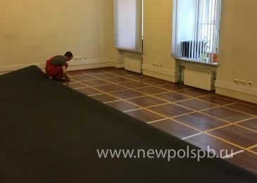 Укладка ковролина на пол, монтаж подиума, облицовка подиума ковролином, покраска стен для ООО Корпорация «Гочжень Био», ул.Почтамтская, д.2/9.